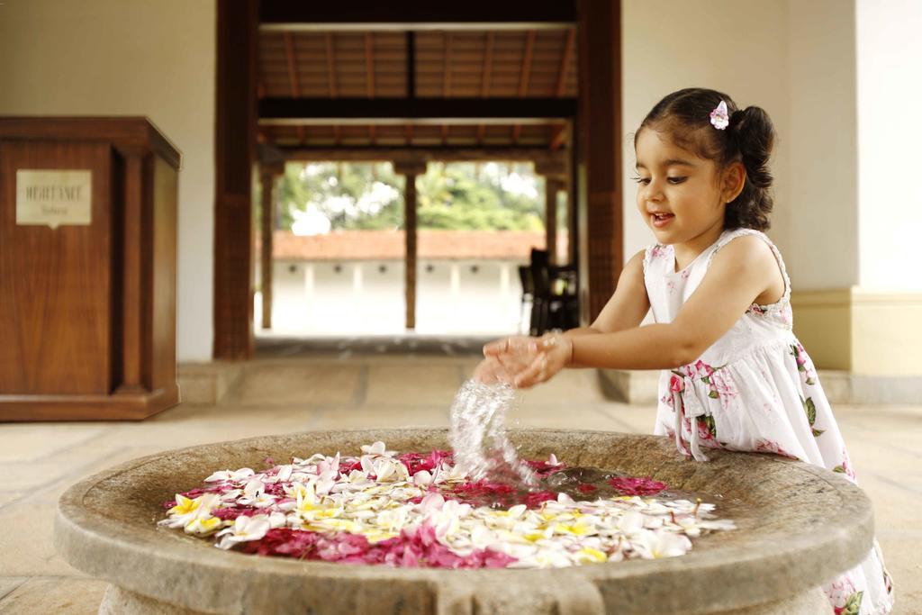 马杜赖遗产酒店 外观 照片 A girl playing with flowers