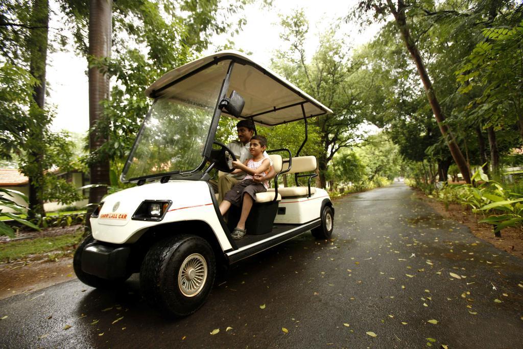 马杜赖遗产酒店 外观 照片 A 4-seater golf cart