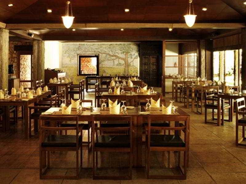 马杜赖遗产酒店 餐厅 照片 The interior of a restaurant