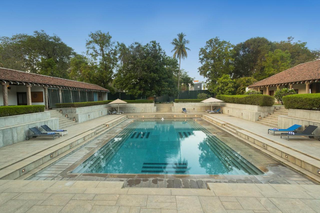 马杜赖遗产酒店 外观 照片 The swimming pool at the Taj Bengal