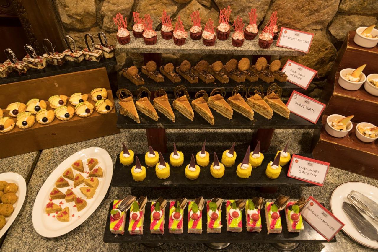 马杜赖遗产酒店 外观 照片 A selection of desserts